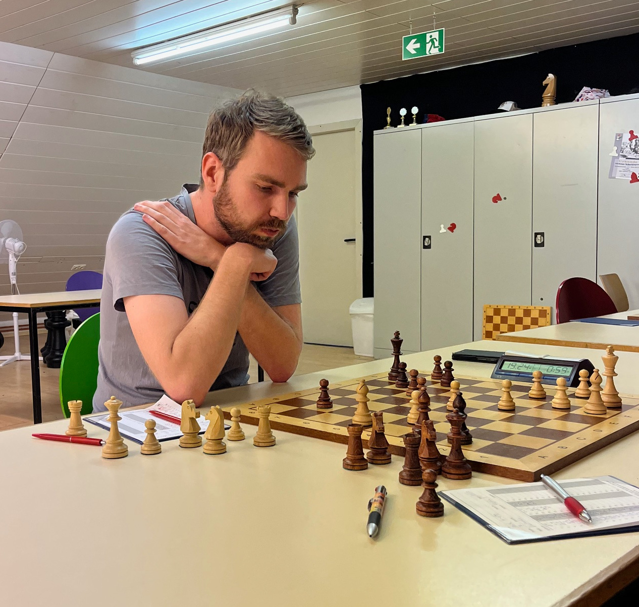 Der ASVb-Einzelmeister 2026, Tom Höfken, am Brett.